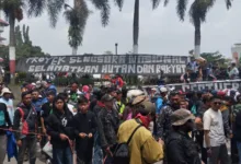 Ratusan warga membentangkan spanduk bertuliskan "Proyek Sengsara Nasional" saat menggelar aksi unjuk rasa menolak rencana proyek Geothermal Gunung Gede Pangrango di depan Pendopo Kabupaten Cianjur