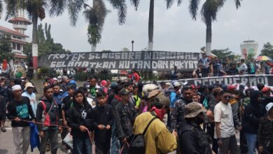 Ratusan warga membentangkan spanduk bertuliskan "Proyek Sengsara Nasional" saat menggelar aksi unjuk rasa menolak rencana proyek Geothermal Gunung Gede Pangrango di depan Pendopo Kabupaten Cianjur