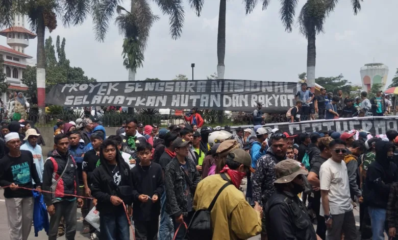 Ratusan warga membentangkan spanduk bertuliskan "Proyek Sengsara Nasional" saat menggelar aksi unjuk rasa menolak rencana proyek Geothermal Gunung Gede Pangrango di depan Pendopo Kabupaten Cianjur