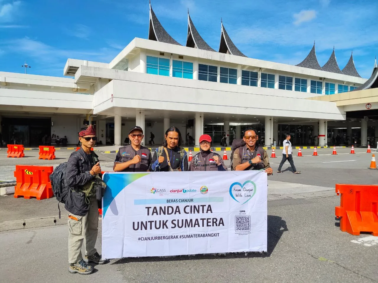 Tim gabungan relawan Cianjur (ERI, GASS, Cianjur Update) tiba di Bandara Minangkabau, Rabu (24/12/2025).