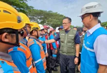 COO Danantara sekaligus Kepala BP BUMN, Dony Oskaria (kedua dari kanan) didampingi Direktur Utama PLN, Darmawan Prasodjo (kanan) menyapa dan memberikan semangat kepada relawan PLN yang turun membantu membantu masyarakat terdampak bencana setelah Apel Pelepasan Relawan BUMN Peduli pada Jumat (19/12) di Kualanamu, Deli Serdang, Sumatera Utara.