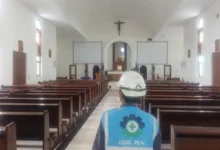 Seorang petugas PLN melakukan inspeksi jaringan listrik di dalam sebuah gereja sebagai bagian dari upaya memastikan keandalan dan keamanan pasokan listrik menjelang perayaan hari besar keagamaan.