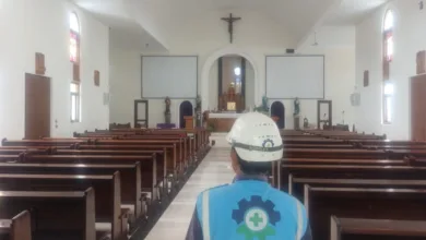 Seorang petugas PLN melakukan inspeksi jaringan listrik di dalam sebuah gereja sebagai bagian dari upaya memastikan keandalan dan keamanan pasokan listrik menjelang perayaan hari besar keagamaan.