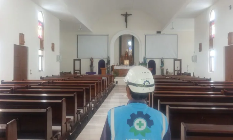 Seorang petugas PLN melakukan inspeksi jaringan listrik di dalam sebuah gereja sebagai bagian dari upaya memastikan keandalan dan keamanan pasokan listrik menjelang perayaan hari besar keagamaan.