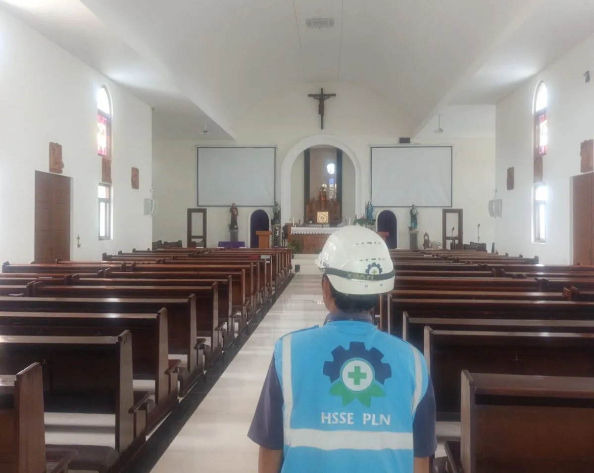 Seorang petugas PLN melakukan inspeksi jaringan listrik di dalam sebuah gereja sebagai bagian dari upaya memastikan keandalan dan keamanan pasokan listrik menjelang perayaan hari besar keagamaan.