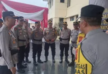 ARAHAN PENGAMANAN: Kapolres Cianjur (kiri) memberikan instruksi kepada para perwira terkait pelaksanaan Operasi Lilin Lodaya untuk mengamankan perayaan Natal dan Tahun Baru di wilayah hukum Cianjur.