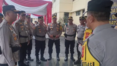 ARAHAN PENGAMANAN: Kapolres Cianjur (kiri) memberikan instruksi kepada para perwira terkait pelaksanaan Operasi Lilin Lodaya untuk mengamankan perayaan Natal dan Tahun Baru di wilayah hukum Cianjur.