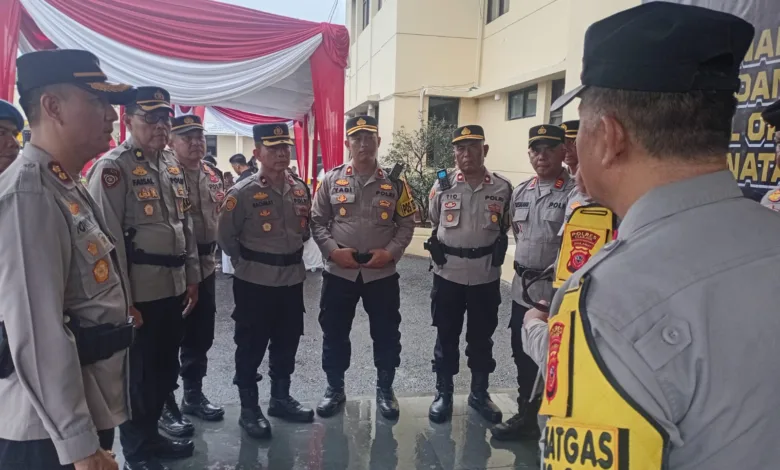 ARAHAN PENGAMANAN: Kapolres Cianjur (kiri) memberikan instruksi kepada para perwira terkait pelaksanaan Operasi Lilin Lodaya untuk mengamankan perayaan Natal dan Tahun Baru di wilayah hukum Cianjur.