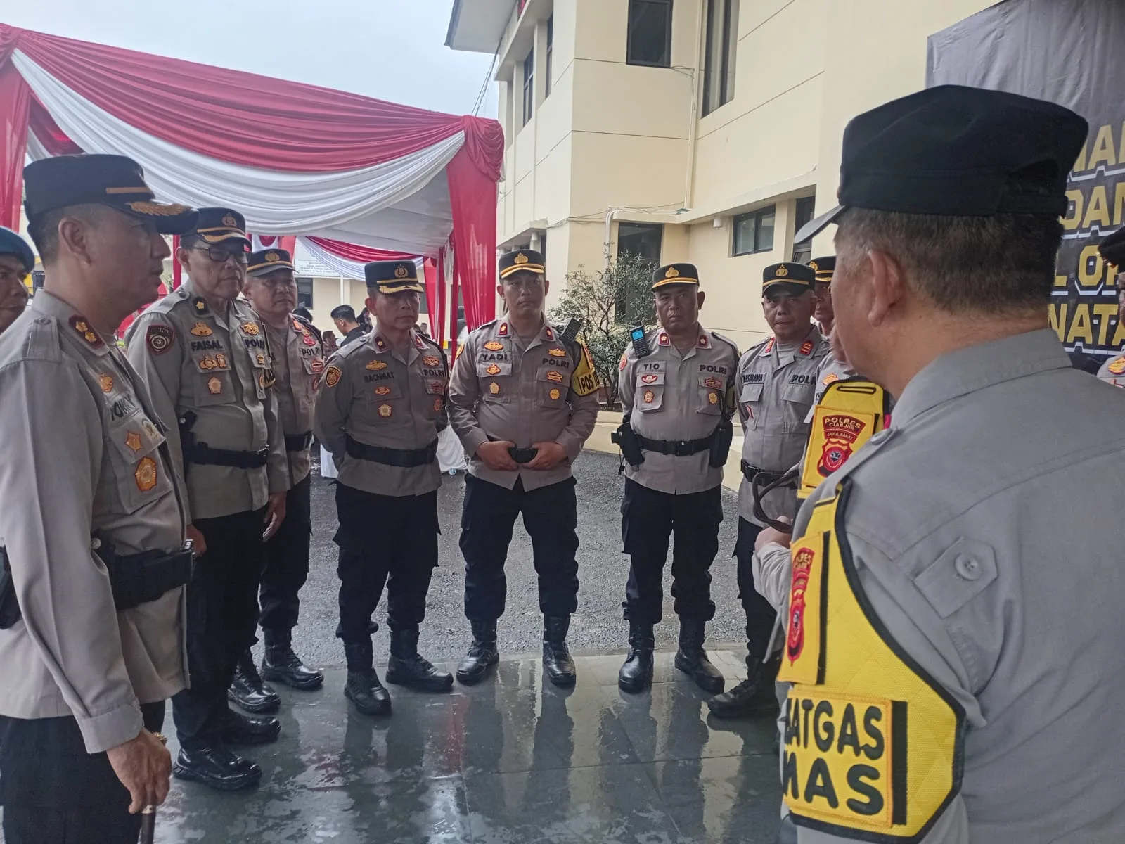 ARAHAN PENGAMANAN: Kapolres Cianjur (kiri) memberikan instruksi kepada para perwira terkait pelaksanaan Operasi Lilin Lodaya untuk mengamankan perayaan Natal dan Tahun Baru di wilayah hukum Cianjur.