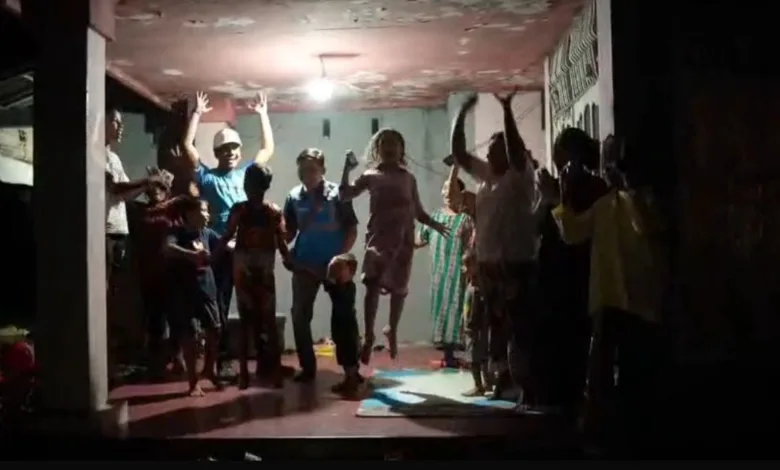 Warga Kabupaten Agam bersorak-sorai merayakan listrik yang kembali menyala pascabencana banjir dan tanah longsor yang menerjang Sumatra Barat. Kini, listrik di wilayah Sumatra Barat berhasil pulih 100% setelah Kabupaten Agam sebagai wilayah terdampak terakhir berhasil menyala penuh pada Jumat (5/12) pukul 17:53 WIB.