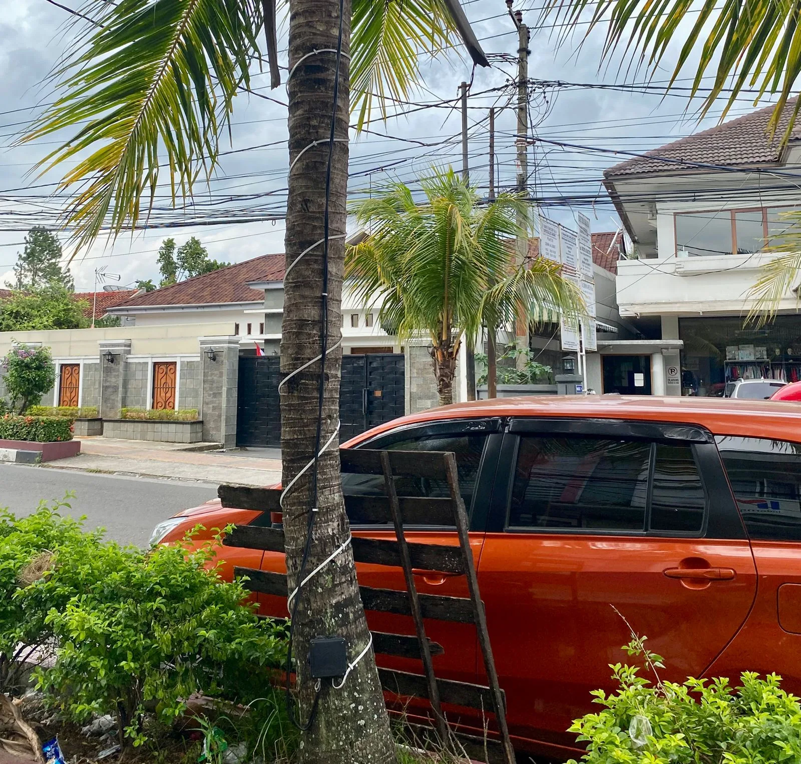 Kondisi instalasi kabel dan panel kontrol lampu hias yang terpasang di batang pohon di pinggir jalan protokol Cianjur, Senin (15/12/2025). Posisi panel yang rendah menjadi perhatian Dinas Perkim untuk segera melakukan pengamanan ekstra agar tidak membahayakan warga, terutama anak-anak.