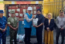 Jajaran Direksi PT PLN (Persero) menyerahkan bantuan kemanusiaan secara simbolis kepada perwakilan Pemerintah Provinsi Aceh di Landasan Udara Iskandar Muda, Sabtu (29/11/2025).