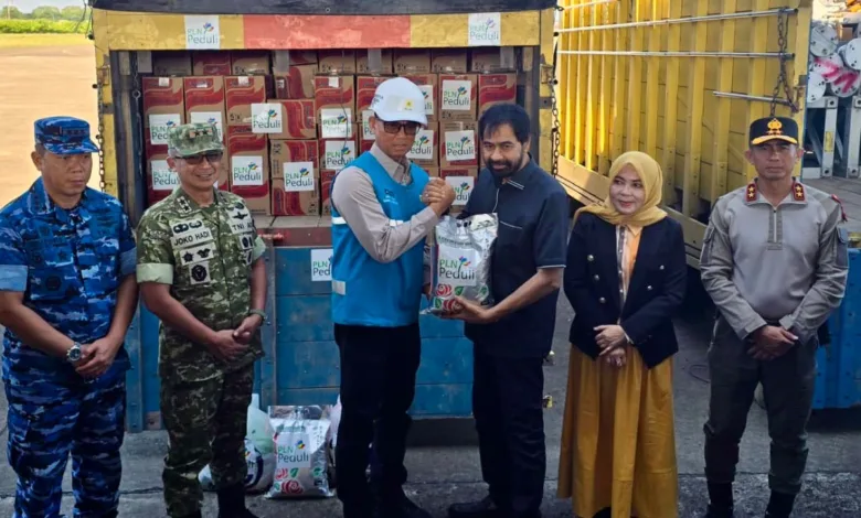 Jajaran Direksi PT PLN (Persero) menyerahkan bantuan kemanusiaan secara simbolis kepada perwakilan Pemerintah Provinsi Aceh di Landasan Udara Iskandar Muda, Sabtu (29/11/2025).