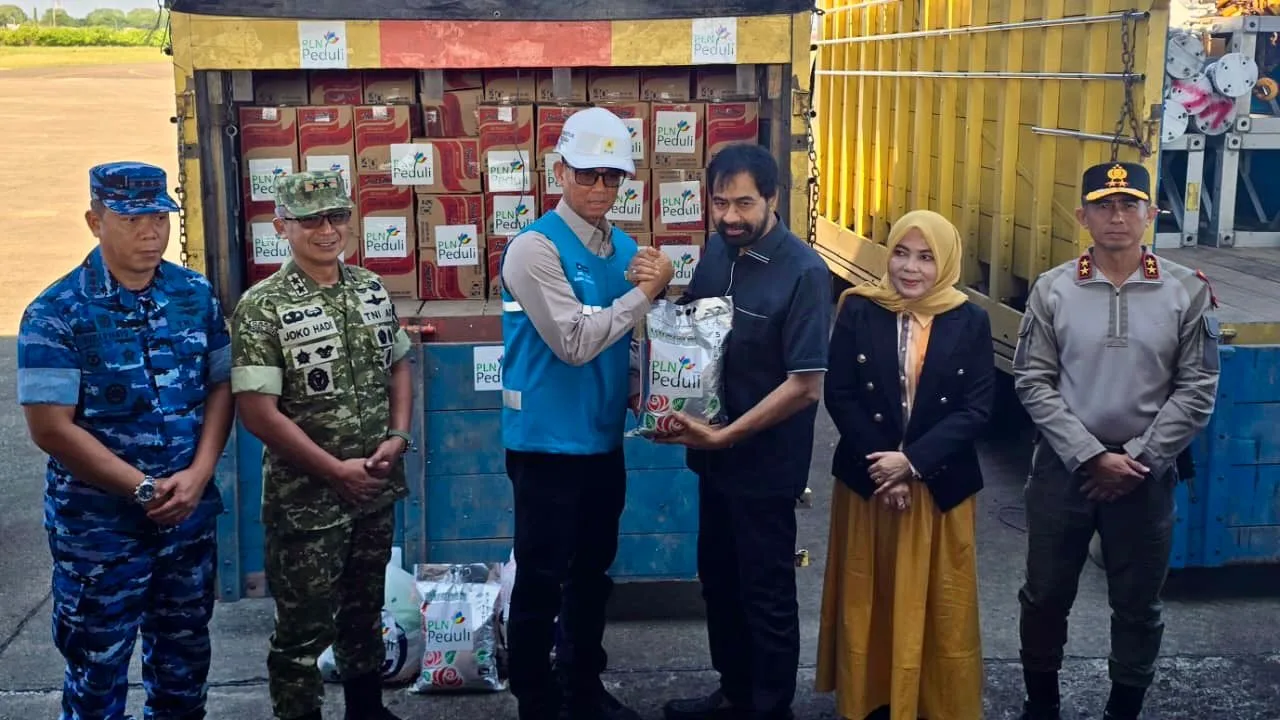 Jajaran Direksi PT PLN (Persero) menyerahkan bantuan kemanusiaan secara simbolis kepada perwakilan Pemerintah Provinsi Aceh di Landasan Udara Iskandar Muda, Sabtu (29/11/2025).