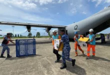 Tampak Personel PLN dan TNI Angkatan Udara bergotong royong memindahkan genset dan material tower darurat dari pesawat Hercules yang baru saja mendarat di Landasan Udara Sultan Iskandar Muda, Aceh. Material tersebut dikirim secara bertahap dari Landasan Udara Halim Perdanakusuma, Jakarta.