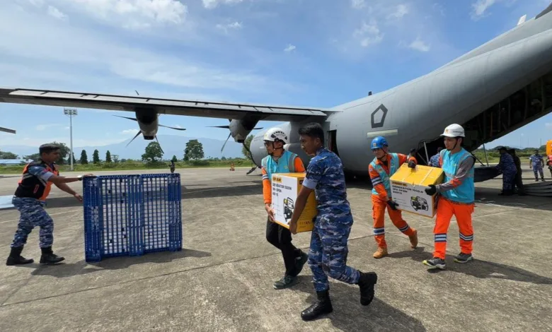 Tampak Personel PLN dan TNI Angkatan Udara bergotong royong memindahkan genset dan material tower darurat dari pesawat Hercules yang baru saja mendarat di Landasan Udara Sultan Iskandar Muda, Aceh. Material tersebut dikirim secara bertahap dari Landasan Udara Halim Perdanakusuma, Jakarta.
