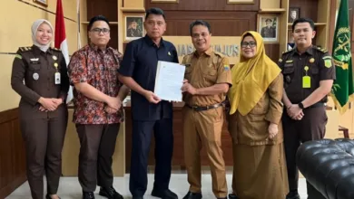 Sekretaris DPRD Kabupaten Cianjur bersama jajaran Kejaksaan Negeri (Kejari) Cianjur menunjukkan naskah kerja sama usai penandatanganan Memorandum of Understanding (MoU) di Cianjur, Jumat (24/10/2025).