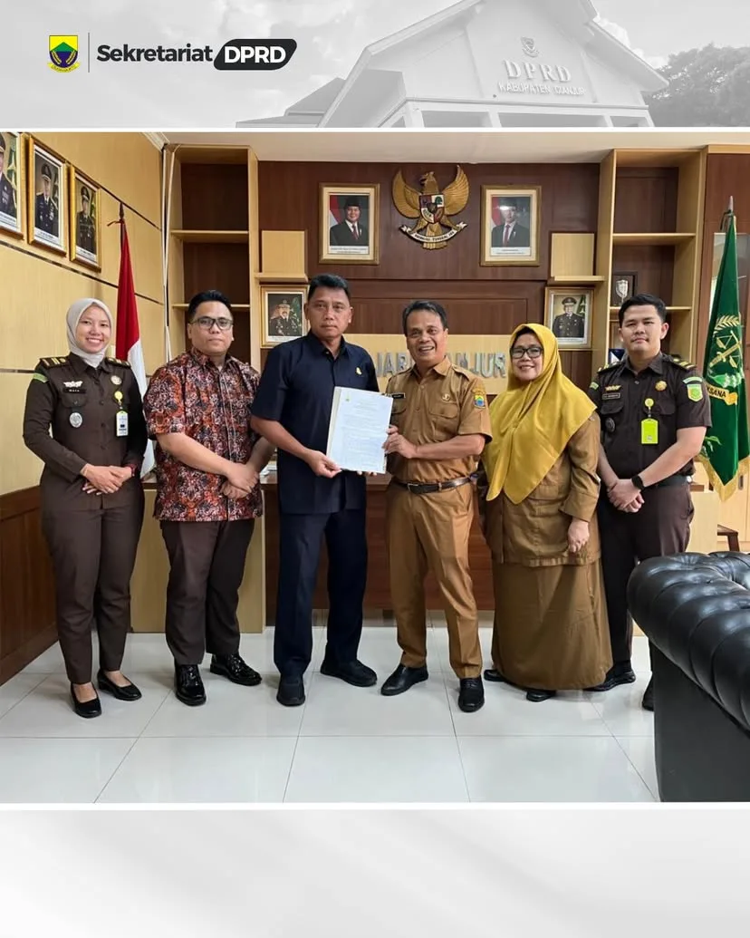 Sekretaris DPRD Kabupaten Cianjur bersama jajaran Kejaksaan Negeri (Kejari) Cianjur menunjukkan naskah kerja sama usai penandatanganan Memorandum of Understanding (MoU) di Cianjur, Jumat (24/10/2025).