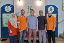 Pengurus Yayasan Islam Djuhaeriah dan manajemen Rumah Khitan Nur Assyifa mengabadikan momen usai sukses menggelar kegiatan khitanan massal, Sabtu (17/1/2026).