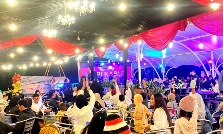 Wisatawan memadati area Kopi Kabut di Taman Wisata Alam (TWA) Sevillage, Puncak, Kabupaten Cianjur, untuk menikmati hiburan malam pergantian tahun baru, Selasa (31/12/2025) malam.