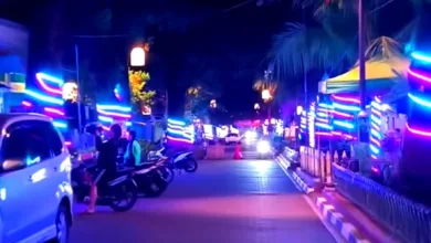 Suasana malam di salah satu jalan protokol Kabupaten Cianjur yang kini dihiasi lampu LED pada pohon pelindung
