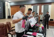 Kapolres Cianjur, AKBP Akhmad Alexander Yurikho Hadi (tengah), menunjukkan barang bukti dan kronologi kasus pencurian dengan kekerasan (Curas) saat konferensi pers di Mapolres Cianjur.