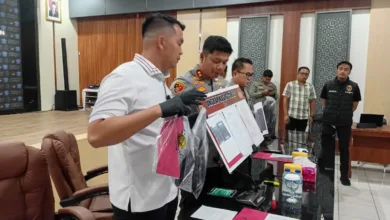 Kapolres Cianjur, AKBP Akhmad Alexander Yurikho Hadi (tengah), menunjukkan barang bukti dan kronologi kasus pencurian dengan kekerasan (Curas) saat konferensi pers di Mapolres Cianjur.