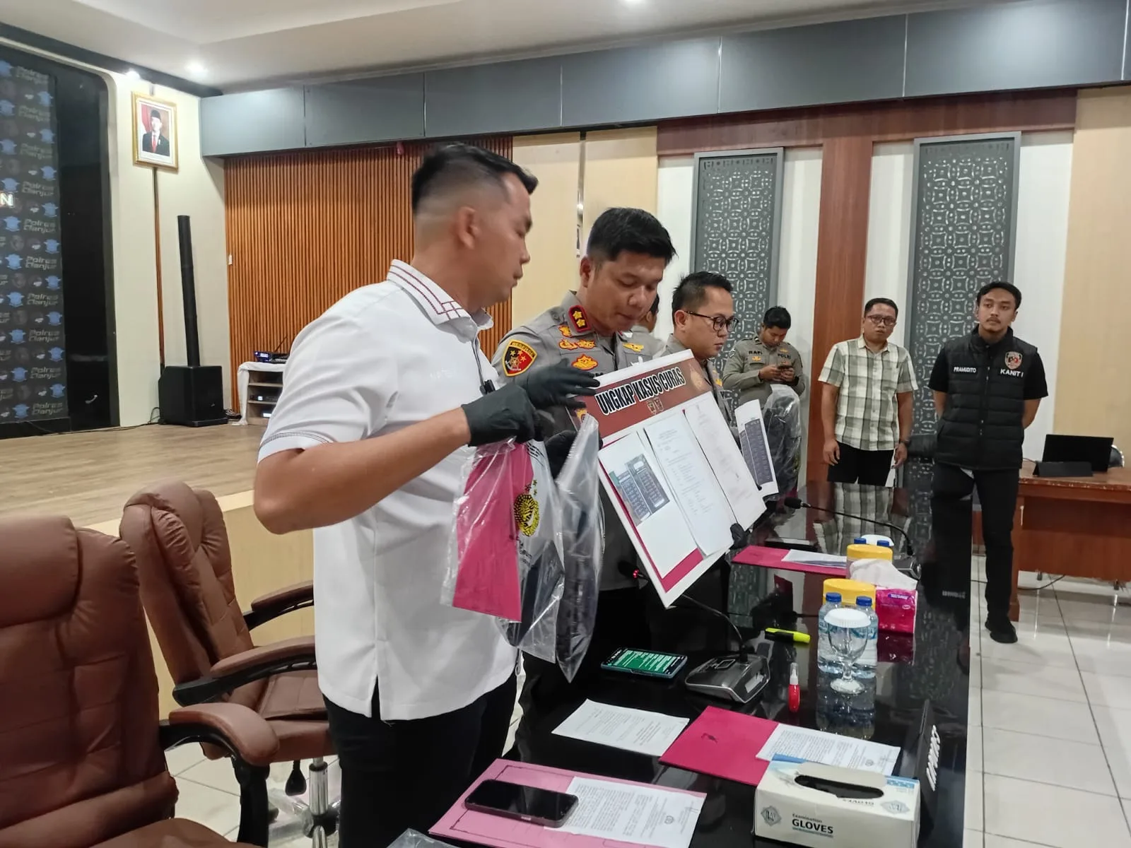 Kapolres Cianjur, AKBP Akhmad Alexander Yurikho Hadi (tengah), menunjukkan barang bukti dan kronologi kasus pencurian dengan kekerasan (Curas) saat konferensi pers di Mapolres Cianjur.