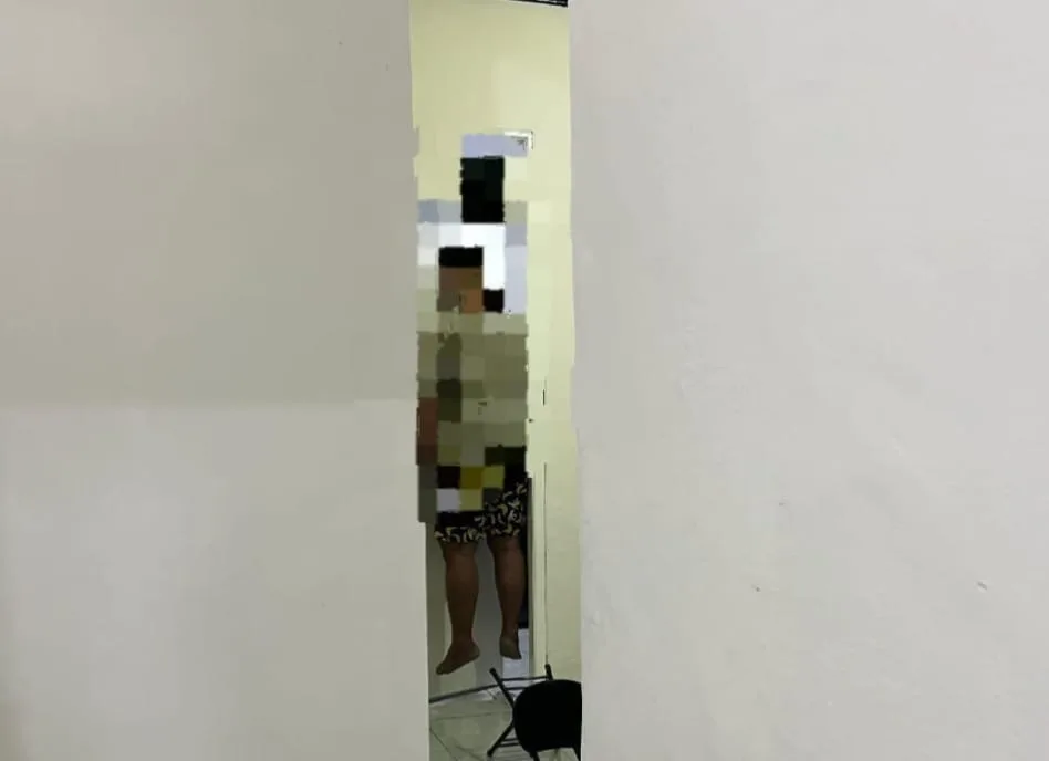 Petugas kepolisian melakukan olah tempat kejadian perkara (TKP) di lokasi ditemukannya seorang pria meninggal dunia diduga gantung diri di Kecamatan Karangtengah, Kabupaten Cianjur, Sabtu (3/1/2026) dini hari.