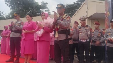 Kapolres Cianjur lama dan baru beserta jajaran mengikuti upacara pisah sambut Kapolres Cianjur yang berlangsung khidmat di Mapolres Cianjur, Selasa (6/1/2026).