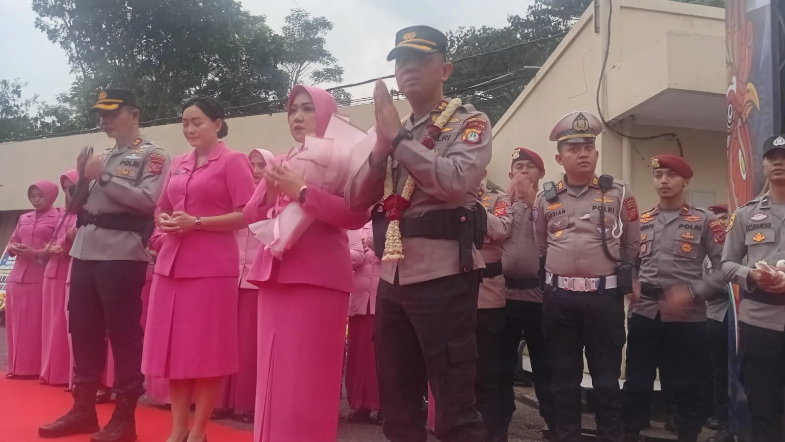 Kapolres Cianjur lama dan baru beserta jajaran mengikuti upacara pisah sambut Kapolres Cianjur yang berlangsung khidmat di Mapolres Cianjur, Selasa (6/1/2026).