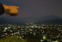 Seorang warga menunjuk ke arah pegunungan dari kawasan Gunung Kasur, Cipanas, lokasi terdengarnya suara dentuman misterius yang dilaporkan terjadi hingga tiga kali pada Kamis malam (8/1/2026).