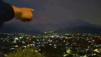 Seorang warga menunjuk ke arah pegunungan dari kawasan Gunung Kasur, Cipanas, lokasi terdengarnya suara dentuman misterius yang dilaporkan terjadi hingga tiga kali pada Kamis malam (8/1/2026).