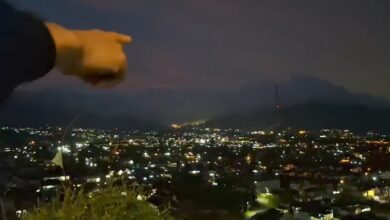 Seorang warga menunjuk ke arah pegunungan dari kawasan Gunung Kasur, Cipanas, lokasi terdengarnya suara dentuman misterius yang dilaporkan terjadi hingga tiga kali pada Kamis malam (8/1/2026).
