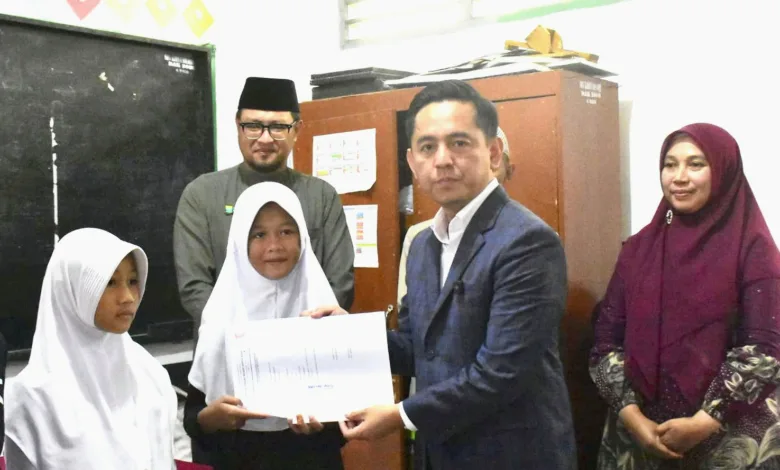 Peduli Pendidikan, Lukmanul Hakim Salurkan Beasiswa Bagi Ratusan Siswa SDN Karya Bhakti Cipanas