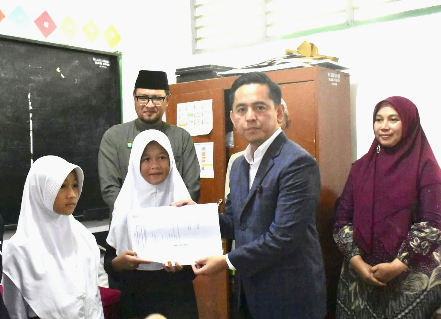 Peduli Pendidikan, Lukmanul Hakim Salurkan Beasiswa Bagi Ratusan Siswa SDN Karya Bhakti Cipanas