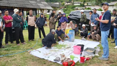 Peserta Program Pemberdayaan Masyarakat Subjek Reforma Agraria mengikuti praktik pembuatan silase pakan ternak di Kabupaten Cianjur.