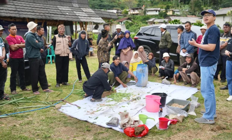 Peserta Program Pemberdayaan Masyarakat Subjek Reforma Agraria mengikuti praktik pembuatan silase pakan ternak di Kabupaten Cianjur.