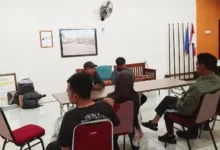 Dua pelaku pencurian rumput hias di area Pemakaman Umum Tegallimus, Desa Sindanglaya, Kecamatan Cipanas, Kabupaten Cianjur, diamankan di kantor desa usai tertangkap warga. Kasus diselesaikan secara musyawarah, pelaku diminta menanam kembali rumput yang dicuri.