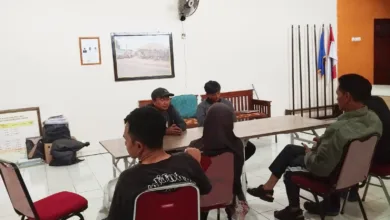 Dua pelaku pencurian rumput hias di area Pemakaman Umum Tegallimus, Desa Sindanglaya, Kecamatan Cipanas, Kabupaten Cianjur, diamankan di kantor desa usai tertangkap warga. Kasus diselesaikan secara musyawarah, pelaku diminta menanam kembali rumput yang dicuri.