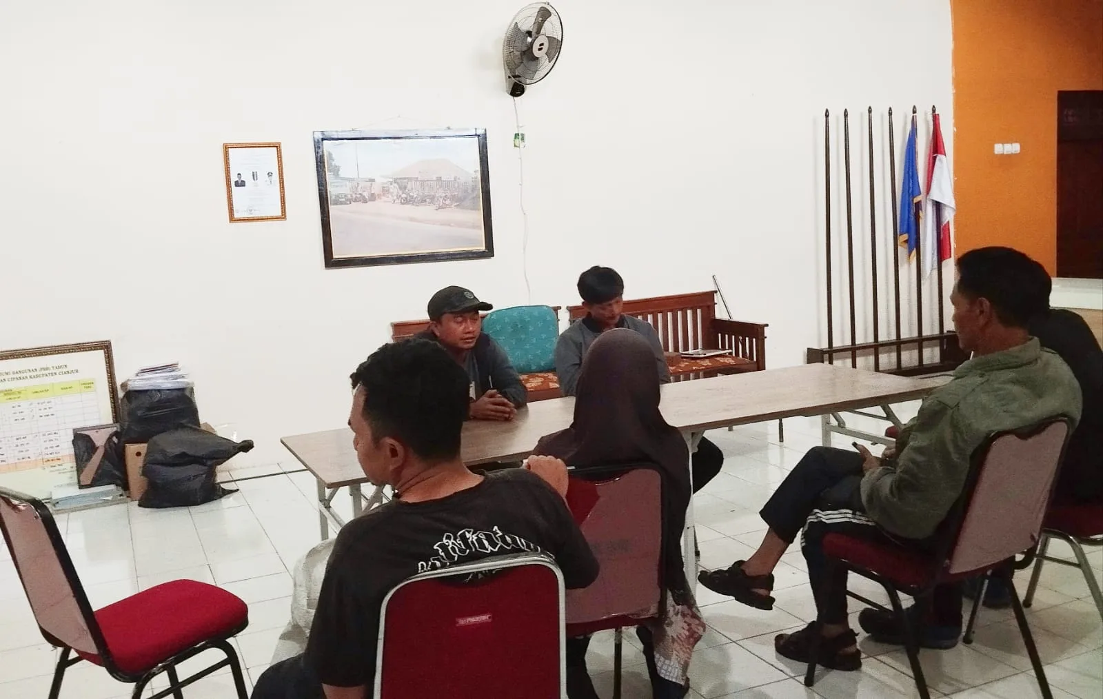 Dua pelaku pencurian rumput hias di area Pemakaman Umum Tegallimus, Desa Sindanglaya, Kecamatan Cipanas, Kabupaten Cianjur, diamankan di kantor desa usai tertangkap warga. Kasus diselesaikan secara musyawarah, pelaku diminta menanam kembali rumput yang dicuri.