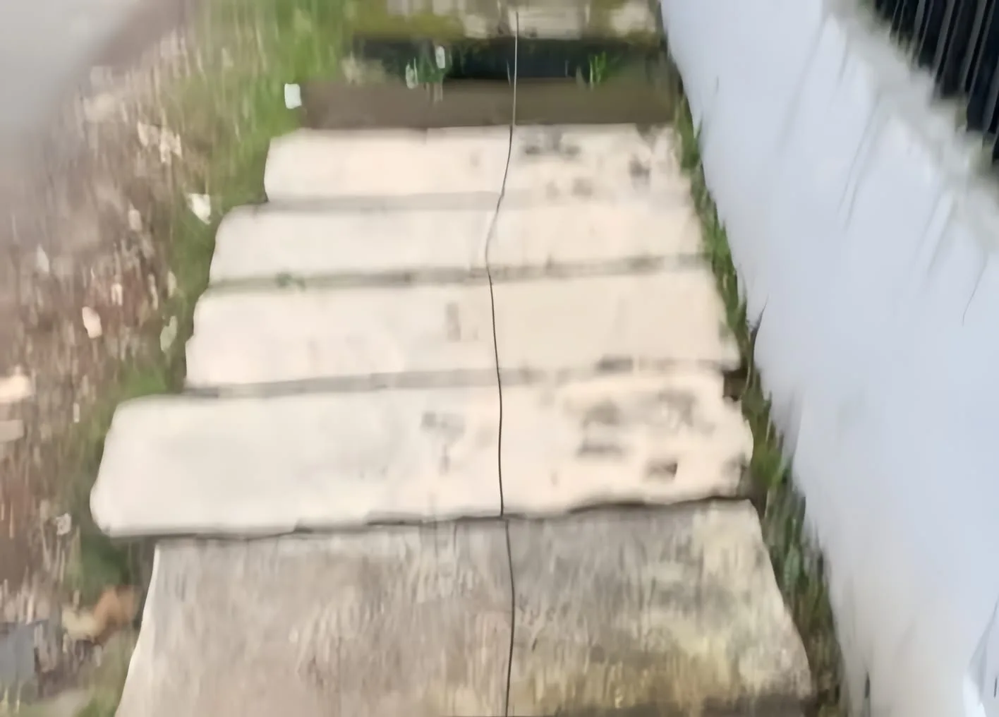 Kabel provider WiFi terlihat menjuntai rendah hingga menyentuh jalan setapak di Panembong, Desa Mekarsari, Cianjur. Kondisi ini dikeluhkan warga karena dinilai membahayakan.