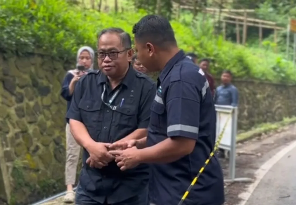 Direktur Utama Perumdam Tirta Mukti bersama Direktur Teknik meninjau langsung proses perbaikan pipa transmisi 12 inci dan pipa distribusi ACP 8 inci.