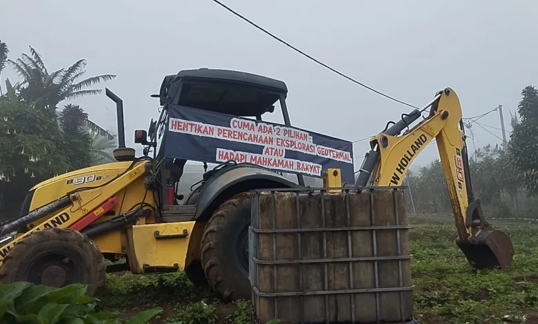 Warga Kampung Pasircina, Desa Cipendawa, Kecamatan Pacet, Cianjur, menyegel satu unit alat berat yang terkait proyek geothermal sebagai bentuk protes atas masuknya alat tanpa sosialisasi dan kesepakatan dengan warga.