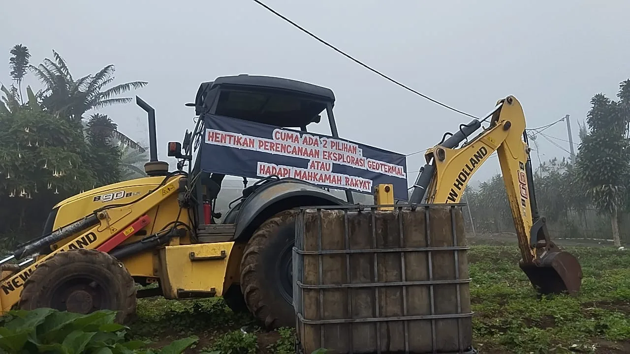 Warga Kampung Pasircina, Desa Cipendawa, Kecamatan Pacet, Cianjur, menyegel satu unit alat berat yang terkait proyek geothermal sebagai bentuk protes atas masuknya alat tanpa sosialisasi dan kesepakatan dengan warga.