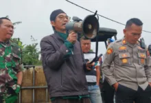 Warga Pasir Cina menyampaikan sikap penolakan terhadap proyek geothermal di Desa Cipendawa, Kabupaten Cianjur, Rabu (14/1/2026). Masyarakat menegaskan tidak ada lagi alat berat yang diperbolehkan masuk ke jalur penolakan demi menjaga kelestarian Gunung Gede Pangrango.