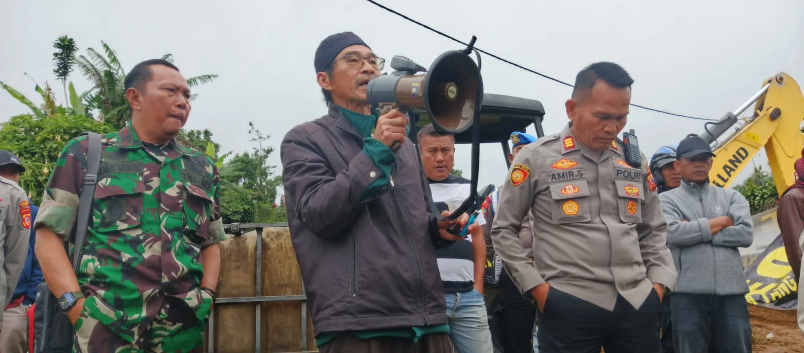 Warga Pasir Cina menyampaikan sikap penolakan terhadap proyek geothermal di Desa Cipendawa, Kabupaten Cianjur, Rabu (14/1/2026). Masyarakat menegaskan tidak ada lagi alat berat yang diperbolehkan masuk ke jalur penolakan demi menjaga kelestarian Gunung Gede Pangrango.