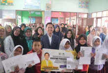 Anggota DPRD Cianjur Fraksi Golkar Lukmanul Hakim Salurkan Beasiswa PIP untuk 125 Siswa SDN Ciloto