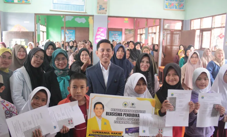 Anggota DPRD Cianjur Fraksi Golkar Lukmanul Hakim Salurkan Beasiswa PIP untuk 125 Siswa SDN Ciloto