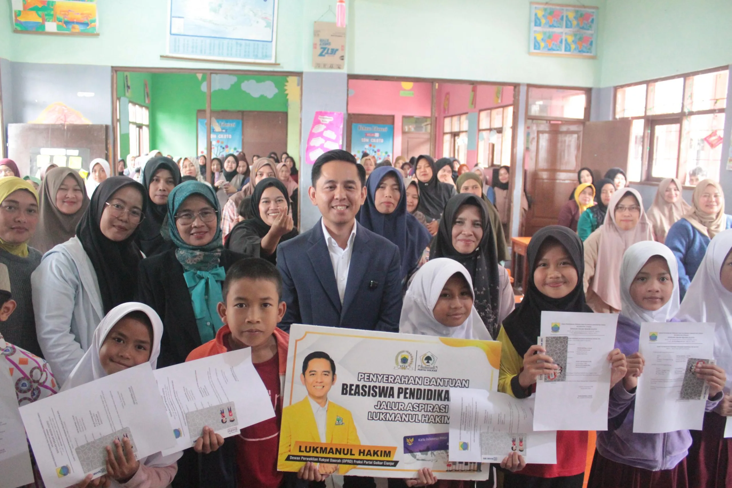 Anggota DPRD Cianjur Fraksi Golkar Lukmanul Hakim Salurkan Beasiswa PIP untuk 125 Siswa SDN Ciloto